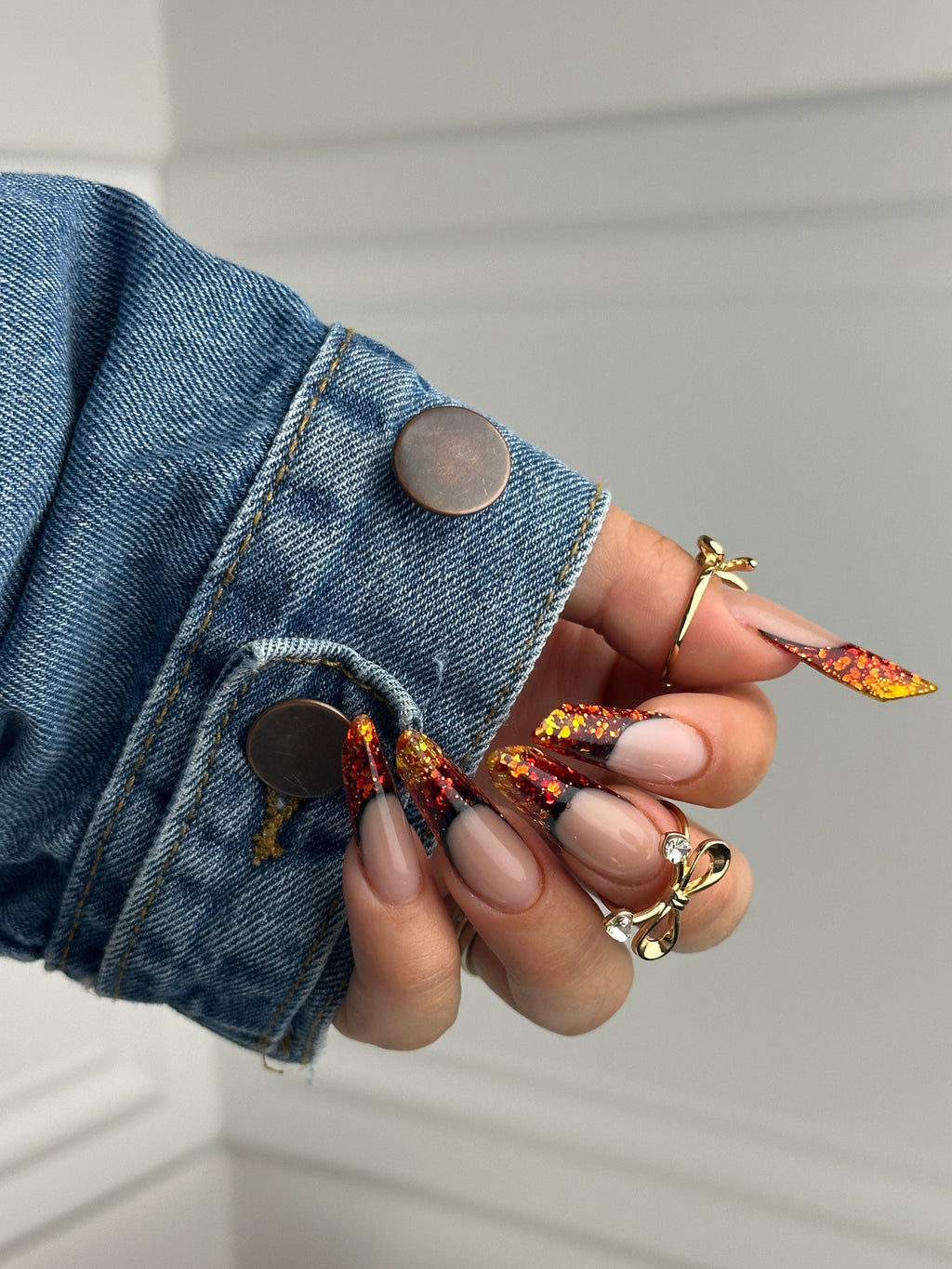 Classic denim sleeve with two buttons