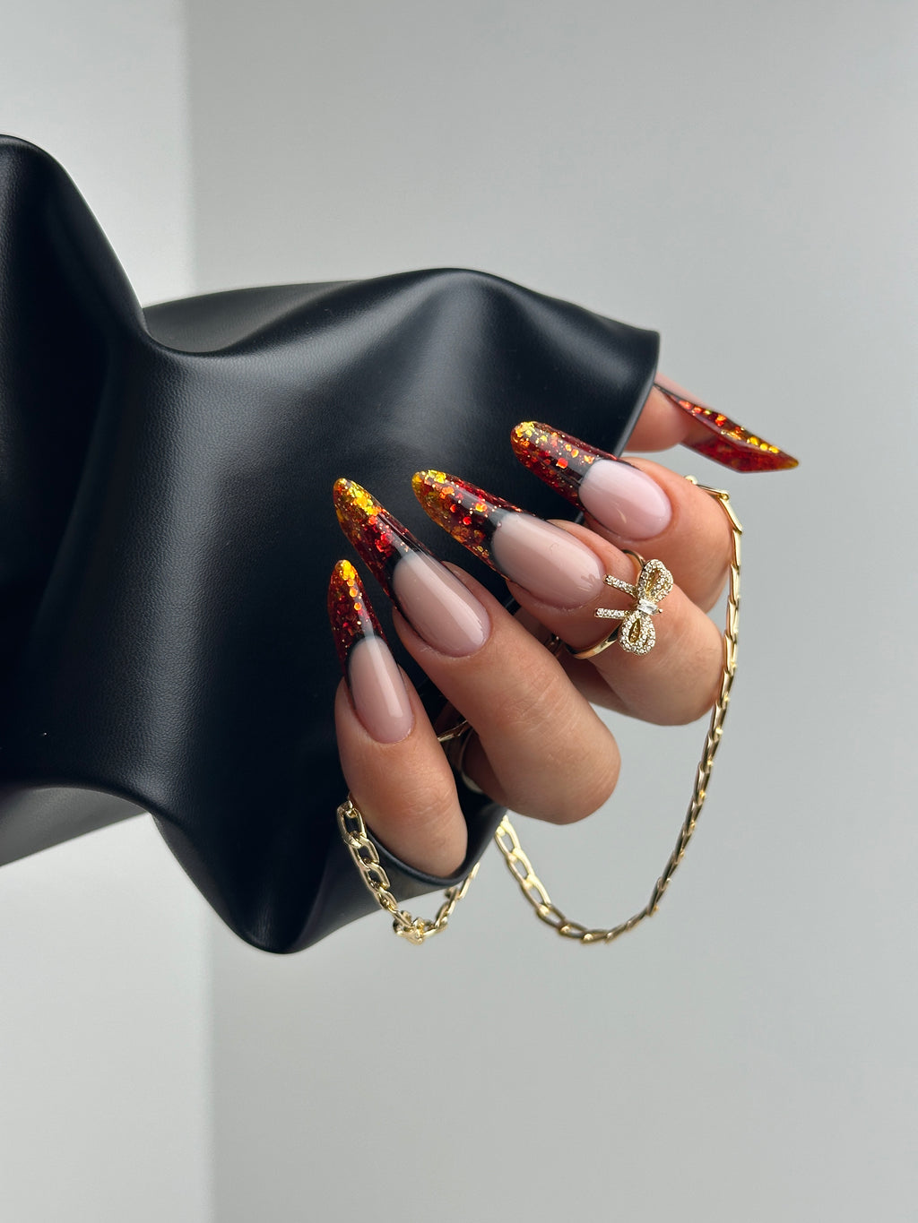 Noir Luxe (Black)with gold chain