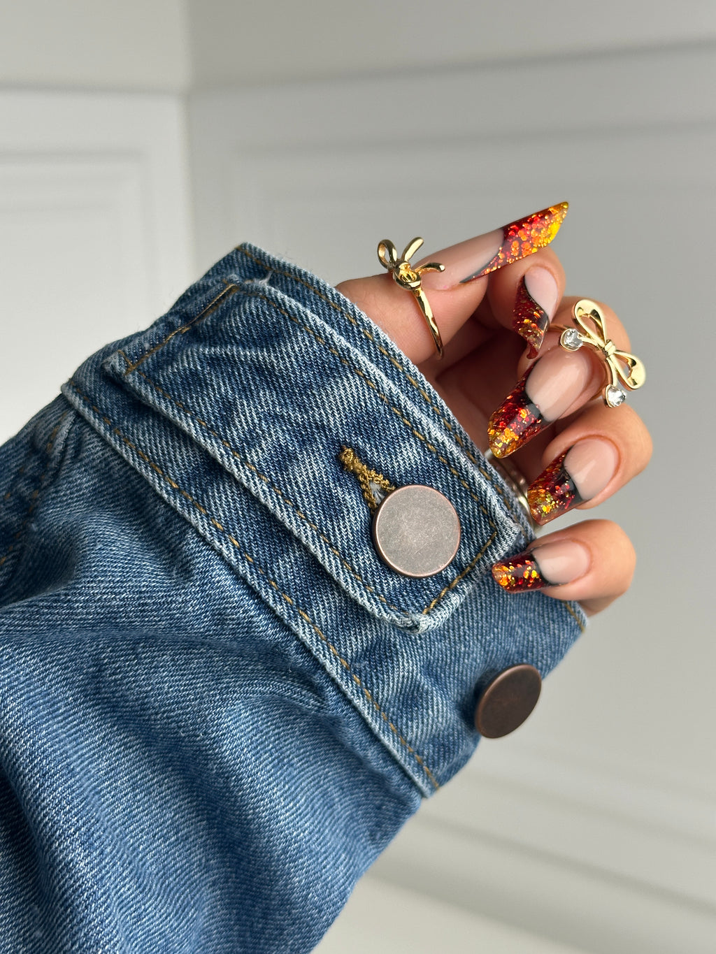 Classic denim sleeve with two buttons